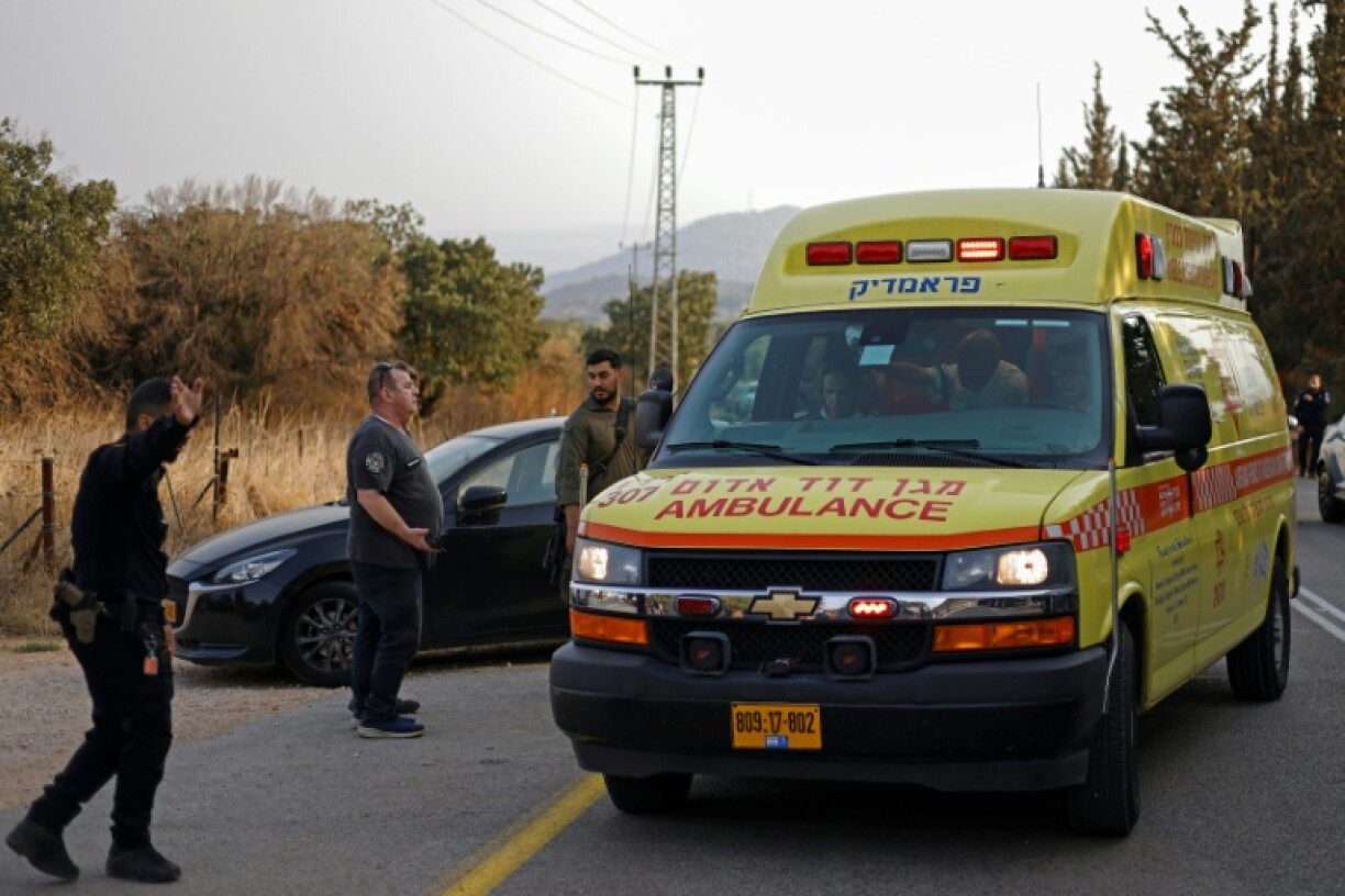 Une ambulance arrive près du lieu d'une explosion à la périphérie de Yiftah, près de la frontière libanaise, dans le nord d'Israël, le 12 octobre 2026