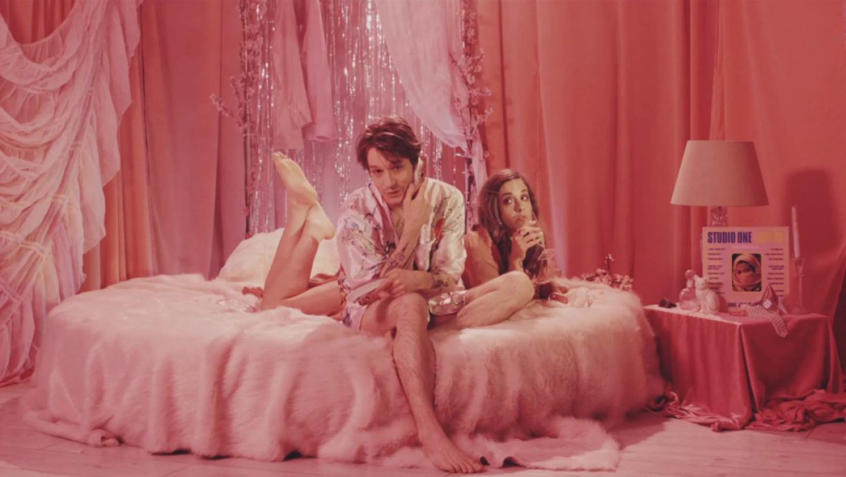 Jackie Moontan (ici dans son clip avec l’actrice luxembourgeoise Leila Schaus) aux Congés annulés ce vendredi soir.