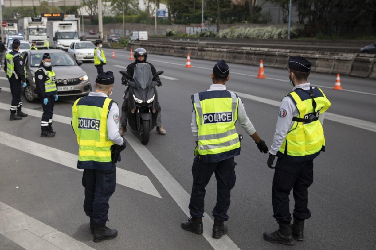 Des contrôles renforcés sont effectués en ce 26e jour de confinement en plein week-end de Pâques en France.