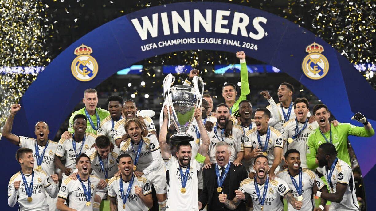 L'équipe du Real Madrid soulève son 15e trophée le 1er juin 2024 à Wembley