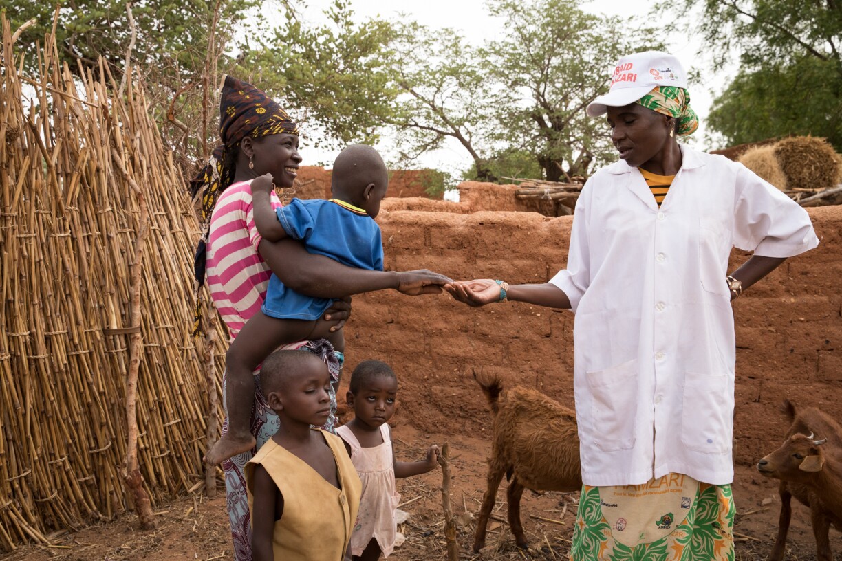 Au Niger, dans le village de Guidan Ara, Nana Fatchouma Modi a été formée à l’élevage de chèvres. Mère veuve de 7 enfants, elle tente de subvenir aux besoins de sa famille par ses propres moyens. Malgré un contexte humanitaire très instable, elle et tant d’autres, subsistent grâce à l’aide internationale. (16 juin 2022)