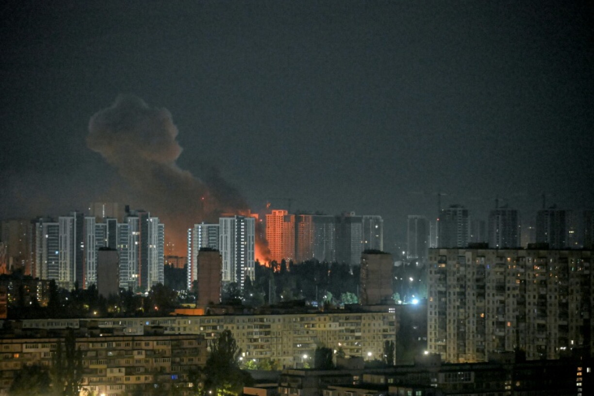 Un incendie fait rage à Kiev après une frappe massive russe sur la capitale de l'Ukraine, le 6 juillet 2026