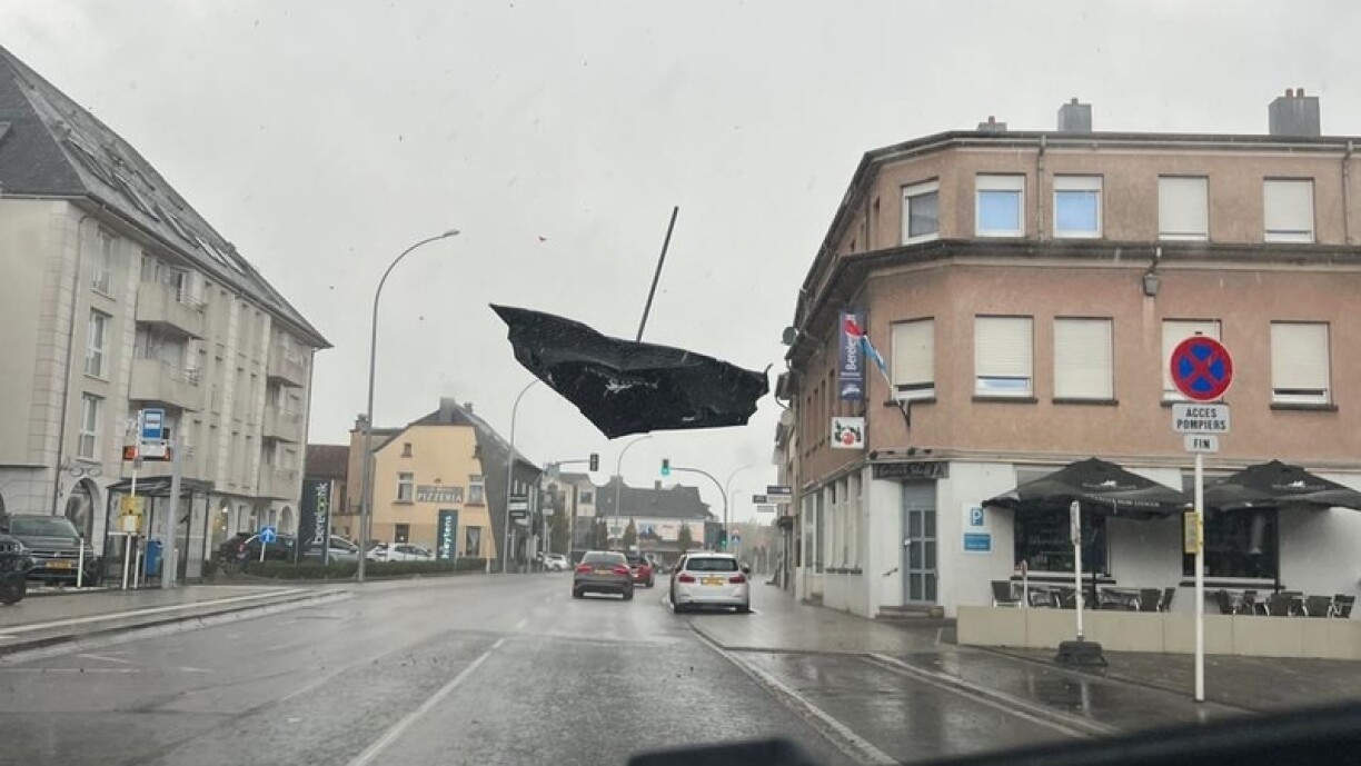 Un parasol s'est envolé à Walferdange pour s'écraser de l'autre côté de la route dans l'après-midi du 4 octobre