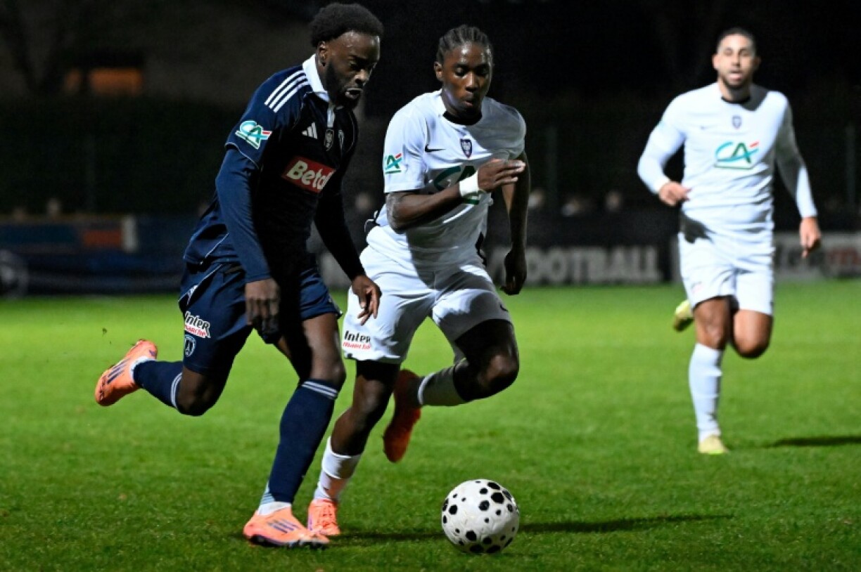 Jonathan Ikoné (g), auteur d'un triplé pour le Paris FC contre Raon-l'Etape en 32e de finale de Coupe de France le 20 décembre 2025 à Raon-l'Etape