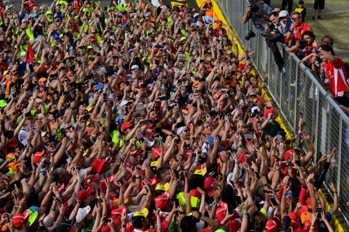 Charles Leclerc (à droite) salue la foule de tifosi venus célébrer sa victoire éclatante sur le circuit de Silverstone lors du GP de Grande-Bretagne le 5 juillet 2026