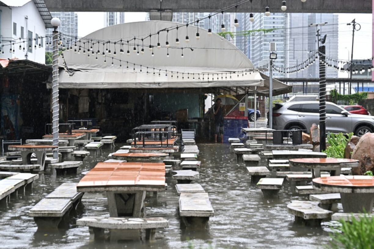 Un restaurant inondé à Bangkok, le 26 septembre 2026