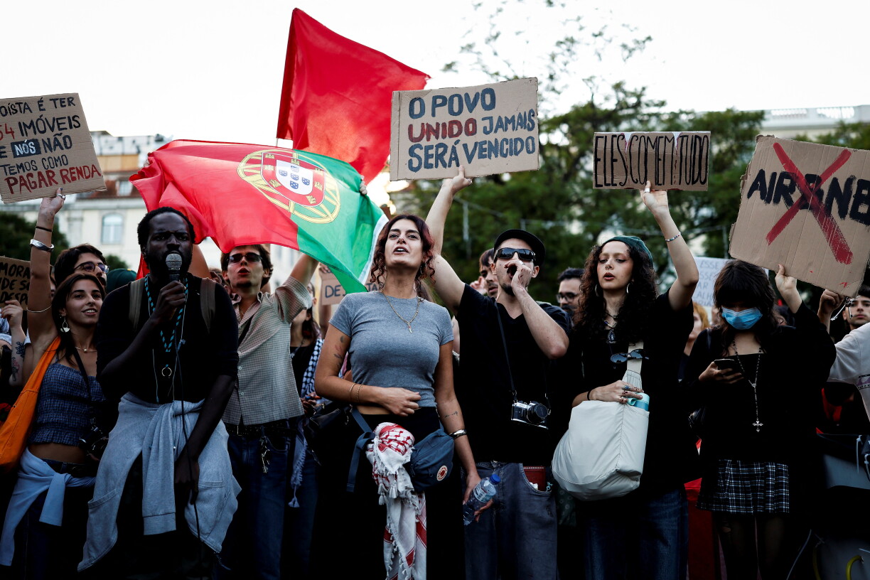 Des manifestants protestent place Rossio, dans le centre de Lisbonne, le 17 octobre 2026, contre la pénurie de logements, la flambée des loyers et les bas salaires.