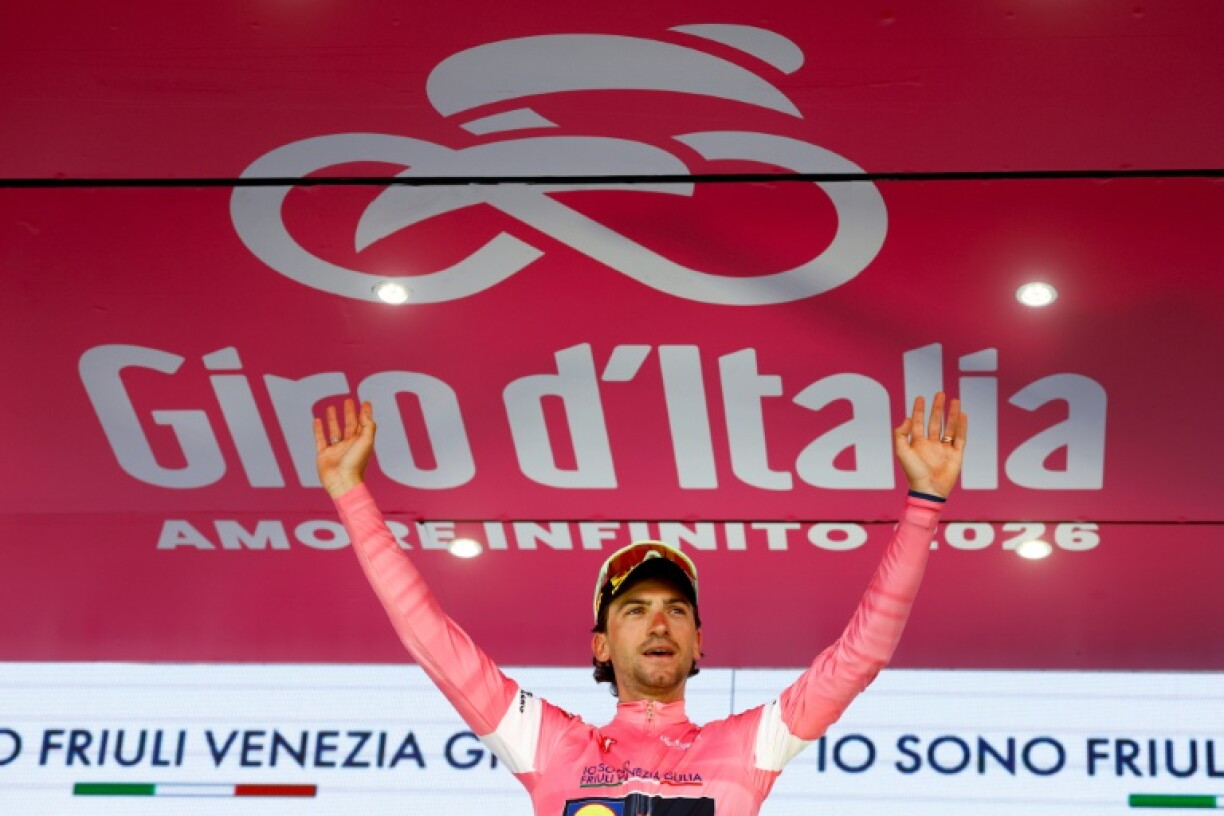 L'Italien Giulio Ciccone (Lidl-Trek) conserve le maillot rose (Maglia Rosa) de leader du Tour d'Italie à Cosenza, le 12 mai 2026