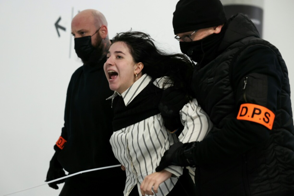 RN security staff roughly removed activists from the congress