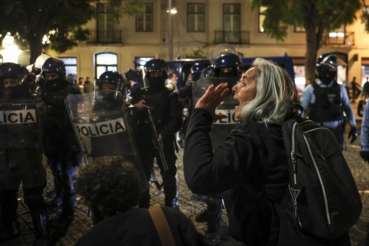 TOPSHOT – Un manifestant crie lors d’une manifestation contre la pénurie de logements, la flambée des loyers et les bas salaires, sur la place du Rossio à Lisbonne, le 21 octobre 2026. (Photo de PATRICIA DE MELO MOREIRA / AFP)