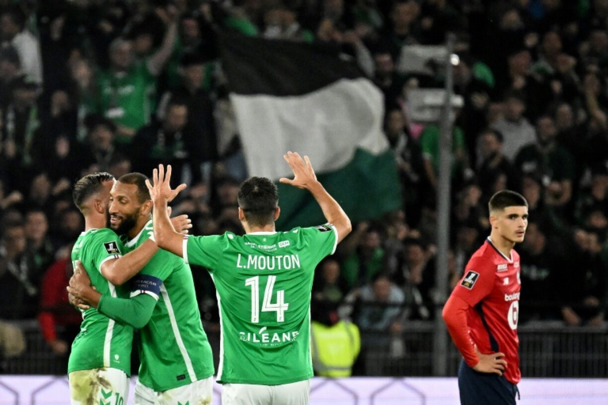Les joueurs de l'ASSE (à gauche) célèbrant leur victoire 1 à 0 en Ligue 1 contre le LOSC au stade Geoffroy Guichard à Saint-Étienne le 13 septembre 2024