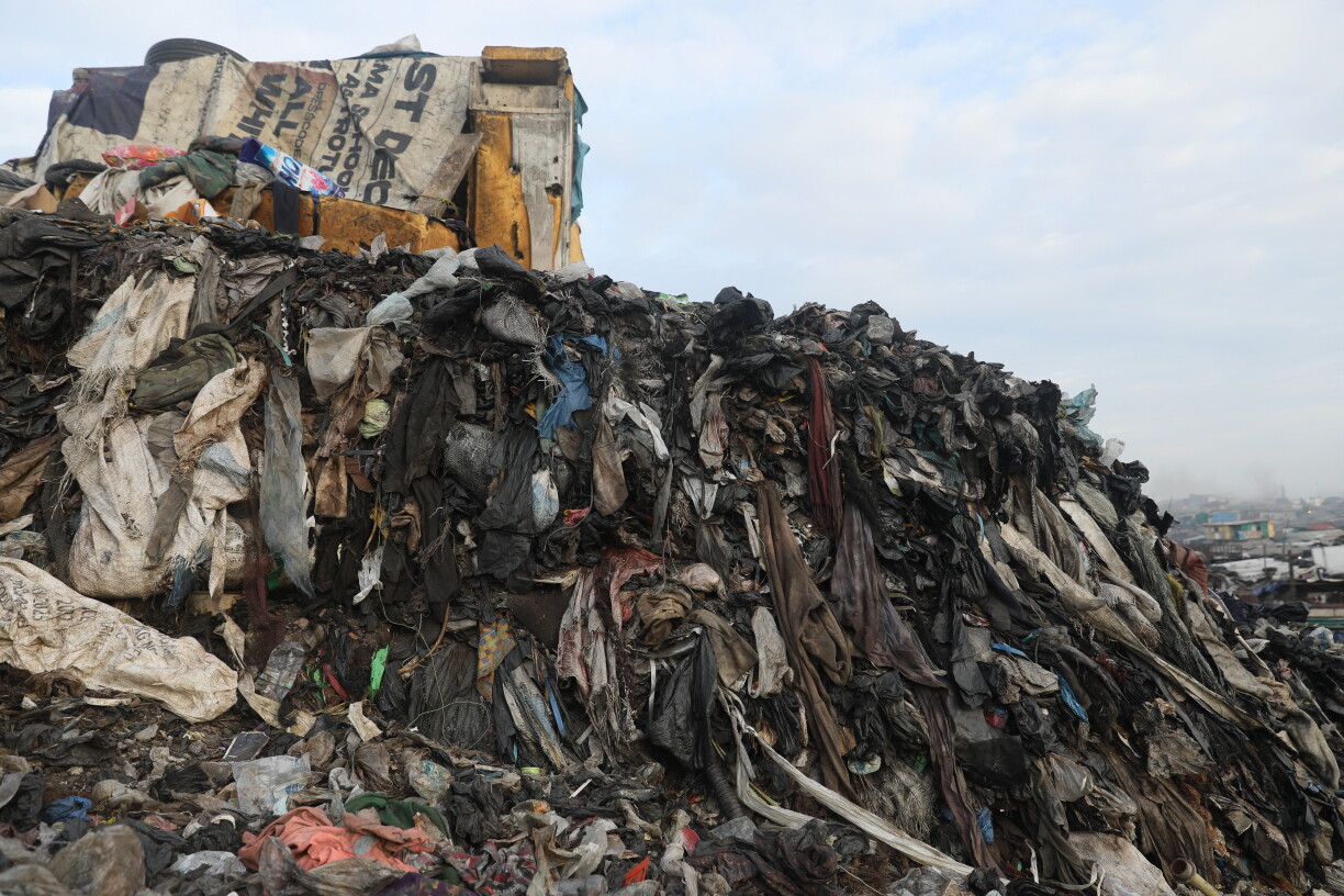 Une montagne de déchets textiles au Ghana.