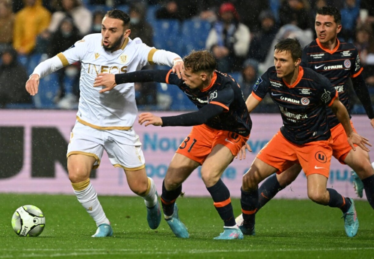 Le buteur de l'OGC Nice Amine Gouiri tente de se défaire du marquage de la défense Montpelliéraine à La Mosson, le 12 mars 2022