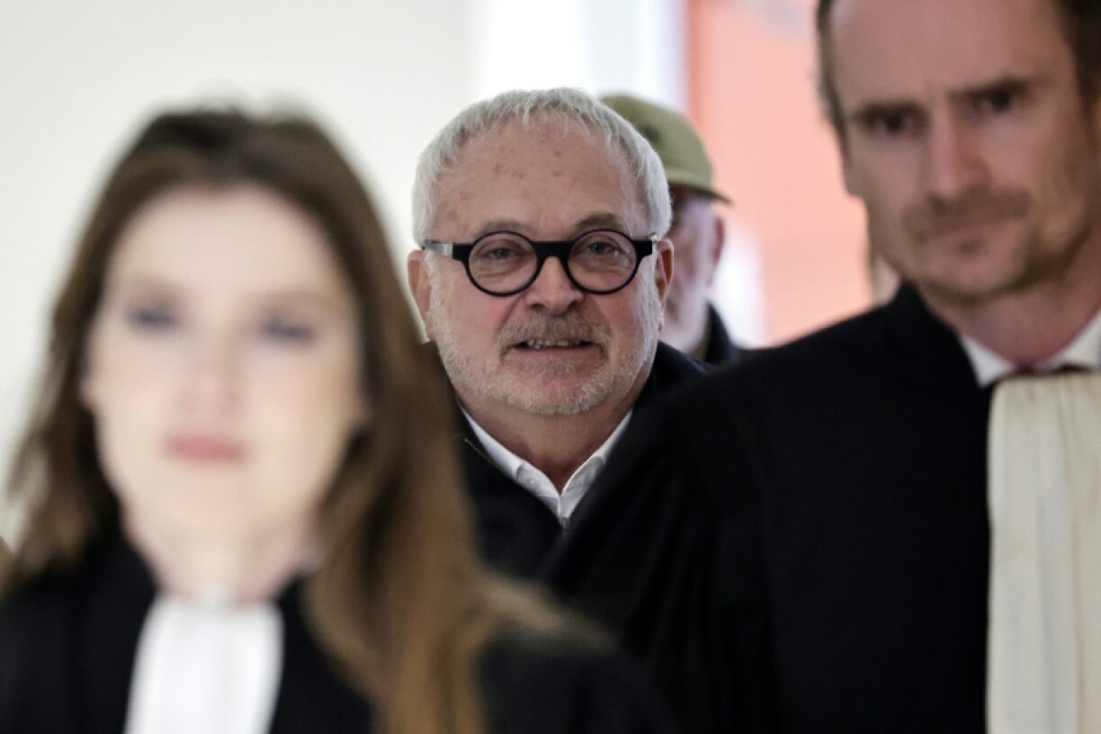 L'ancien sénateur Joël Guerriau (c) arrive au Palais de justice de Paris pour son procès, le 26 janvier 2026, accusé d'avoir drogué la députée Sandrine Josso pour la violer