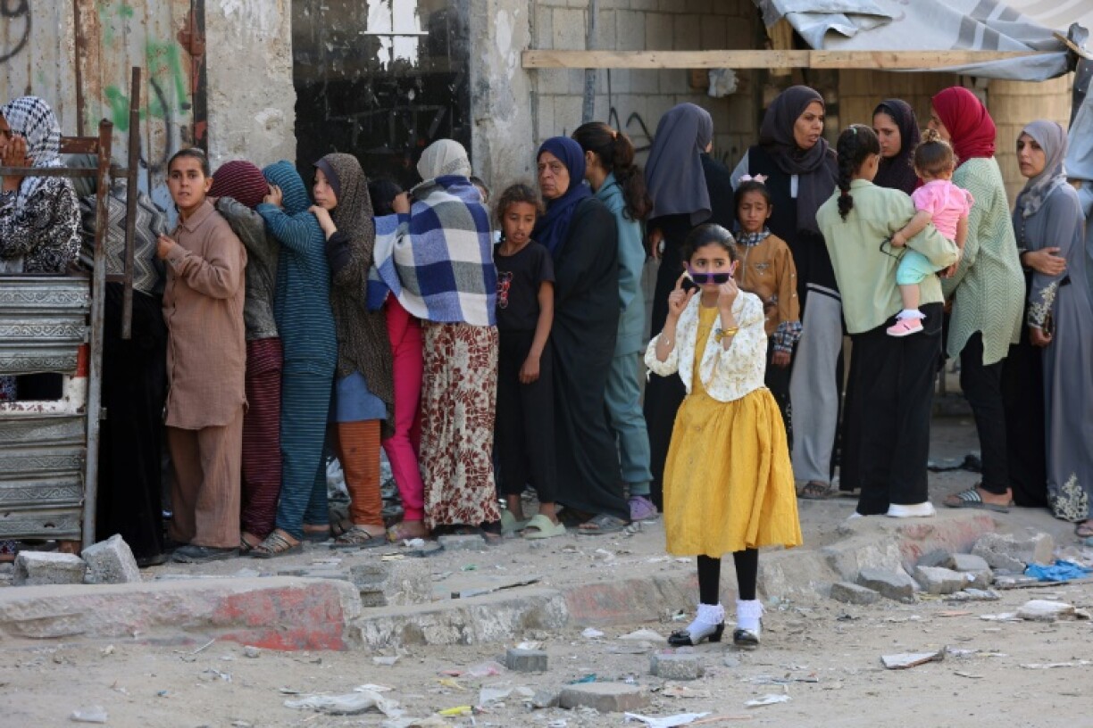Des Gazaouis font la queue devant une boulangerie de Gaza-ville au premier jour de l'Aîd-el-Fitr, le 30 mars 2025