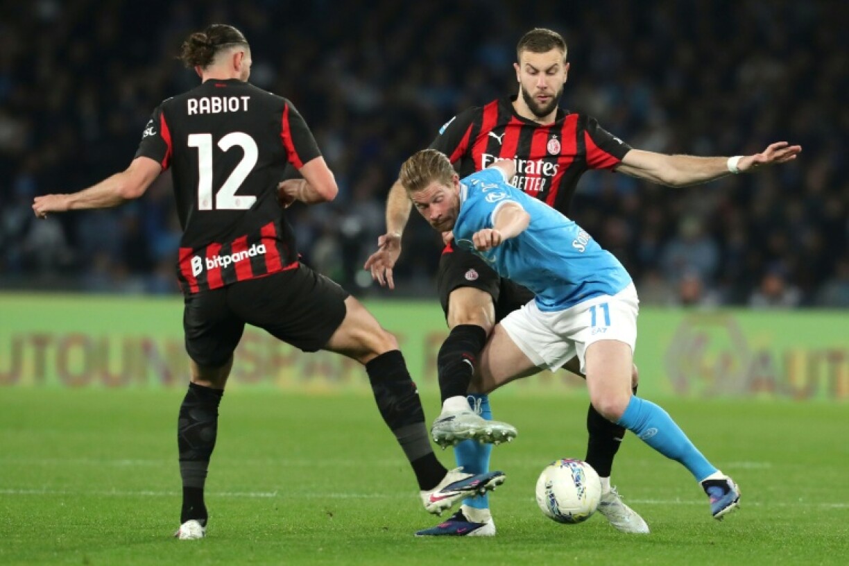 Le milieu de Naples Kevin De Bruyne face à l'attaquant de l'AC Milan Niclas Fullkrug et son coéquipier français Adrien Rabiot lors de la 31e journée du Championnat d'Italie le 6 avril 2026 au stade Diego-Armando Maradona