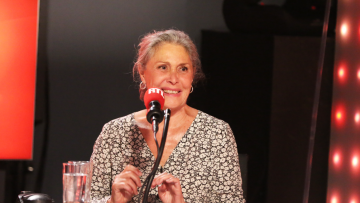 D'Sophie Garel an der Emission "les grosses têtes" um franséischen RTL.