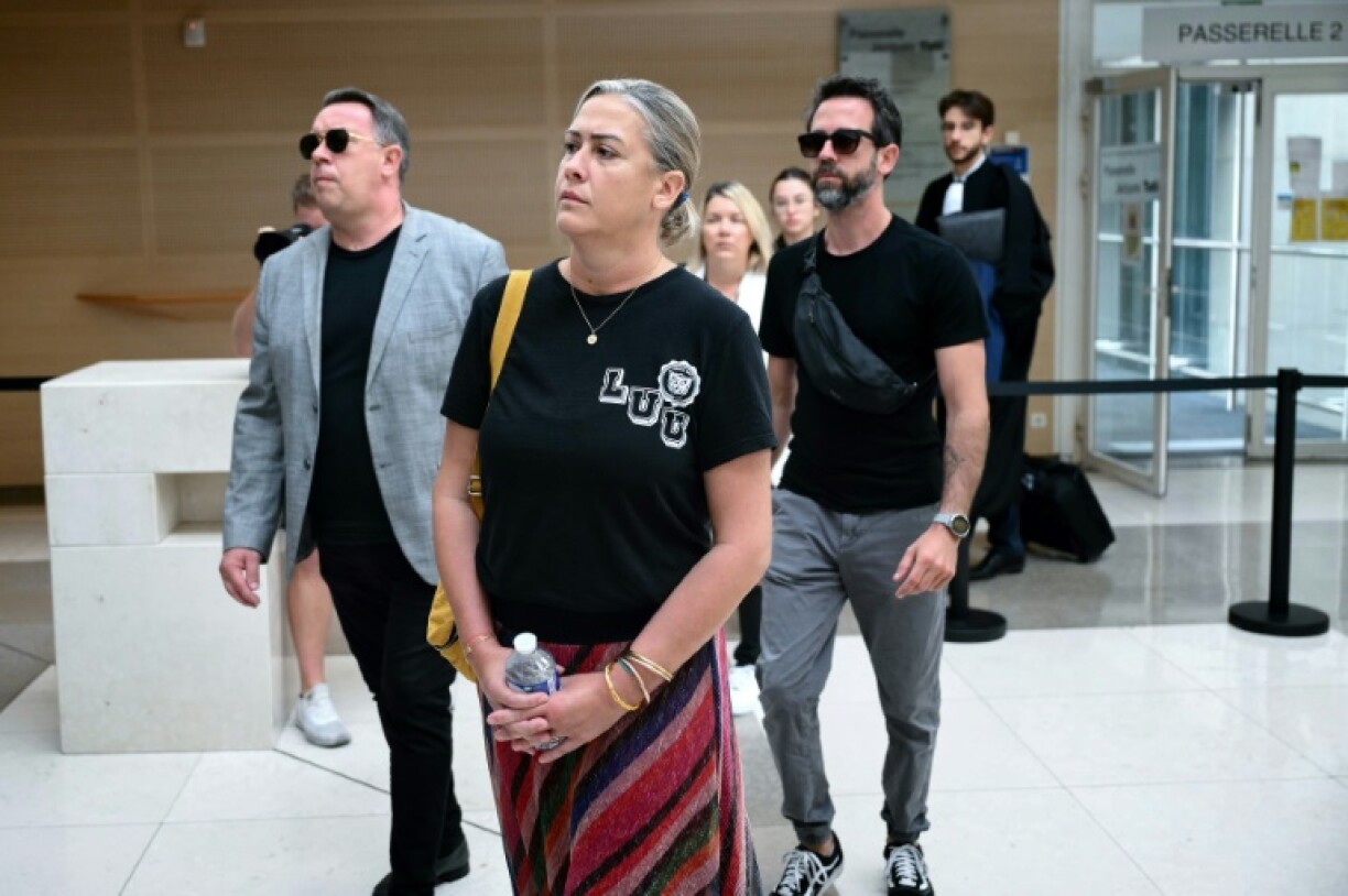 Les enfants de Gisèle Pelicot, dont sa fille Caroline Darian (C), arrivent au palais de justice d'Avignon le 5 septembre 2024