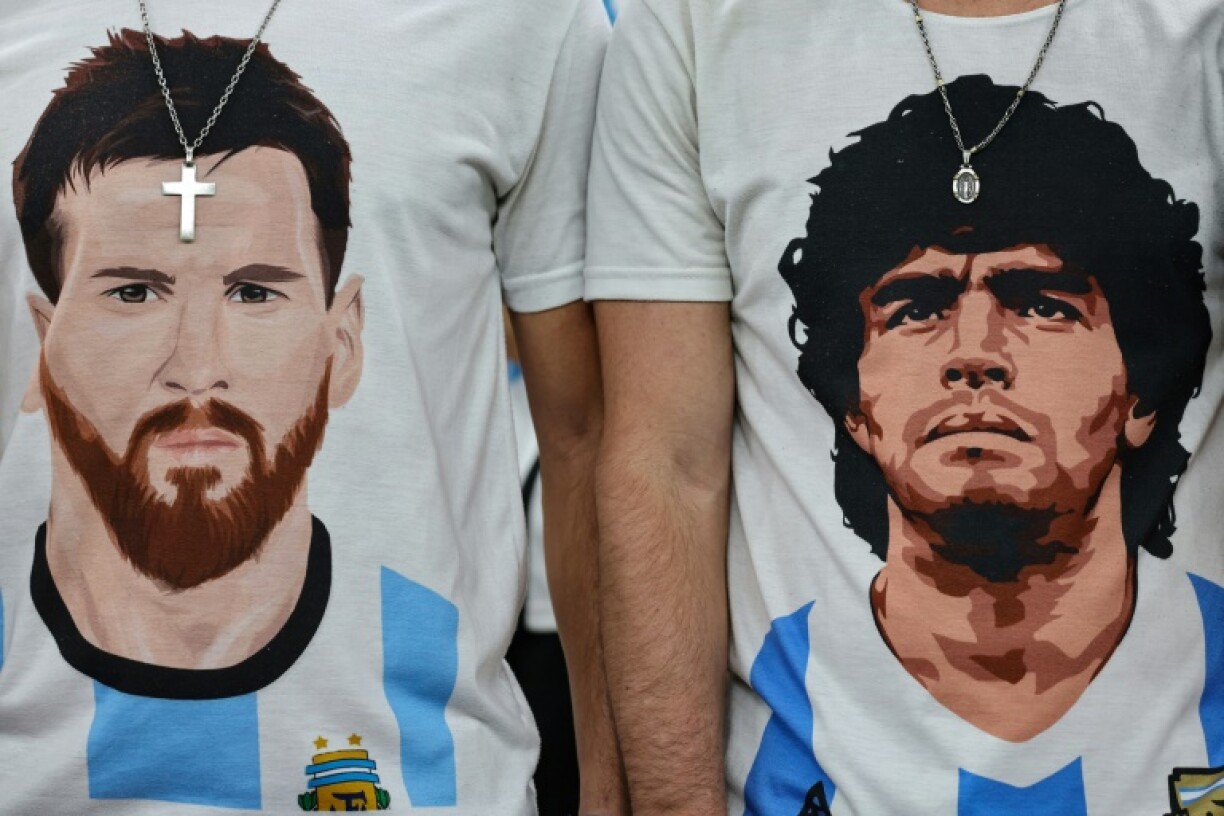 Des fans de l'Argentine portent des t-shirts à l'effigie des légendes Diego Maradona (D) et Lionel Messi (G), le 13 décembre 2022 au stade de Lusail, à Doha