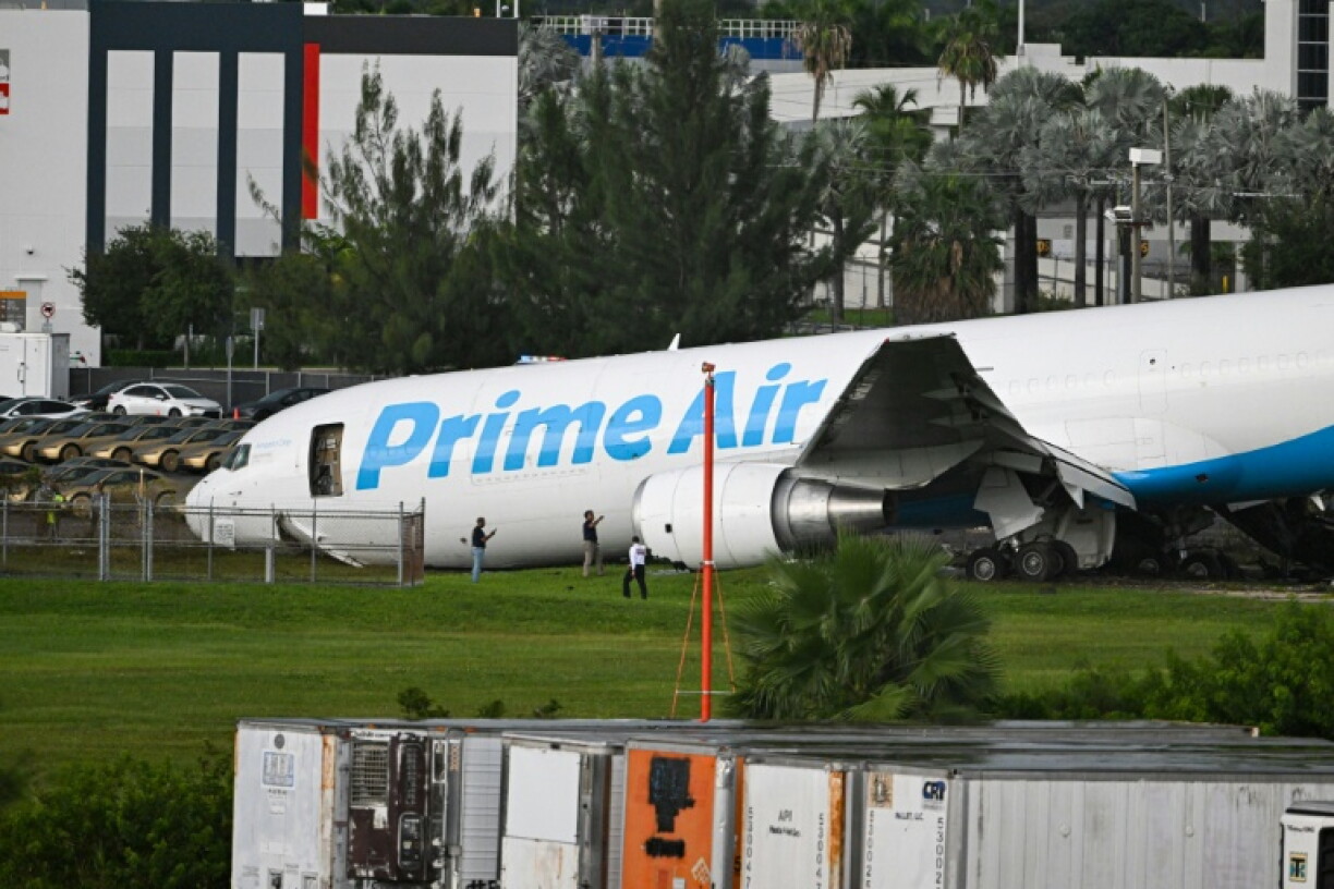 Des enquêteurs travaillent sur le site de la sortie de piste d'un avion-cargo à Miami, aux Etats-Unis, le 6 septembre 2026