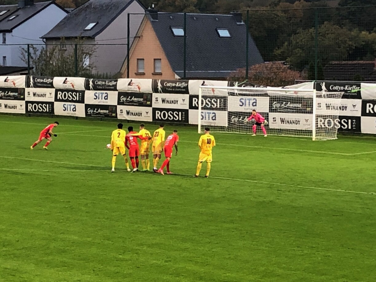 De Costa Monteiro verwandelt den Eelefmeter zum 1:0 fir Déifferdeng.