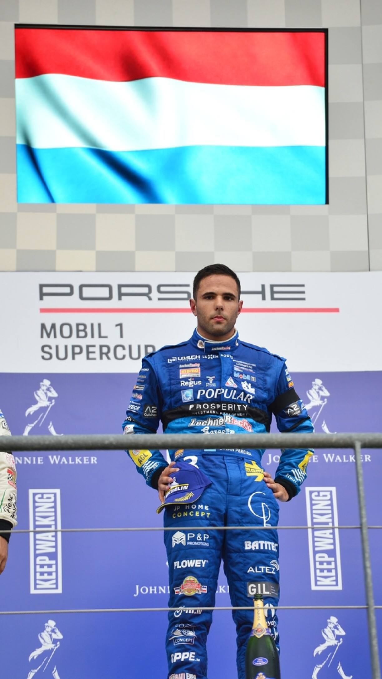 Aus Respekt virum verstuerwene Formel2-Pilot Anthoine Hubert, gouf bei der Präisverdeelung net gefeiert.