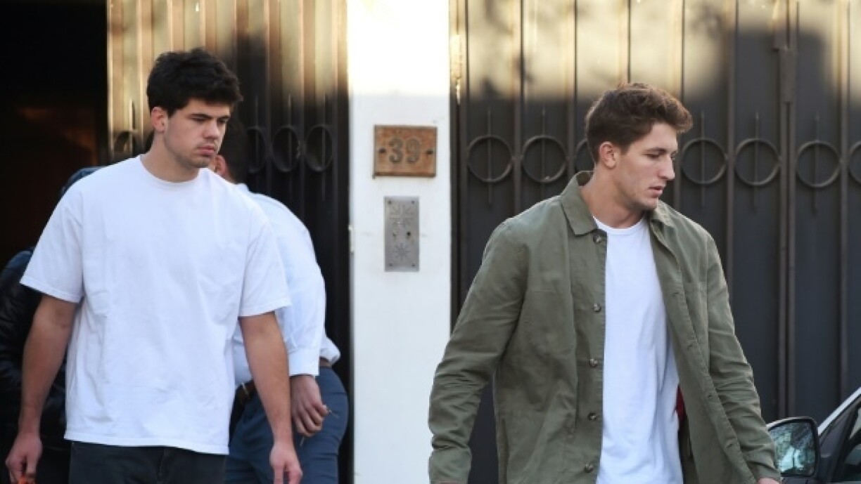 Les joueurs de rugby français Hugo Auradou (G) et Oscar Jegou, inculpés de viol, quittent la maison dans laquelle ils ont été assignés à résidence à Mendoza, en Argentine, le 12 août 2024