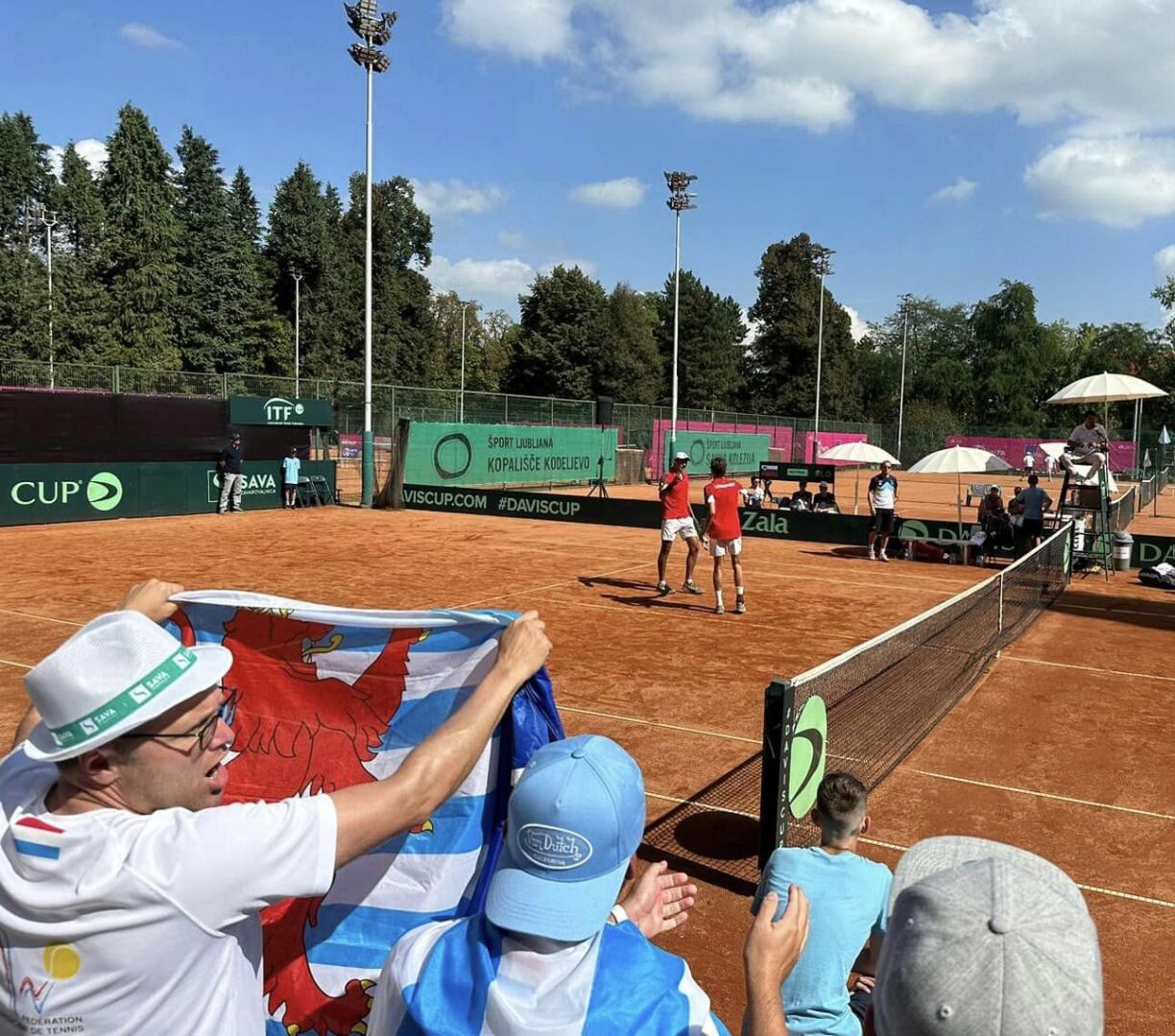 La victoire en double devant les supporters a été l'un des moments décisifs de cet affrontement.