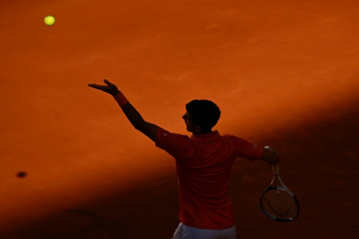 Le Serbe Novak Djokovic au service lors de sa demi-finale perdue contre l'Espagnol Carlos Alcaraz au Masters 1000 de Madrid samedi 7 mai 2022