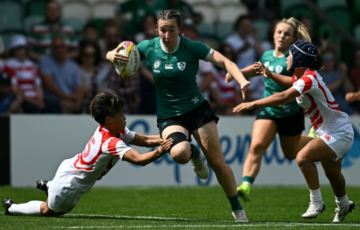 Ireland centre Eve Higgins (C) breaks through the defence during a 42-14 Women's Rugby World Cup Pool C win over Japan in Northampton