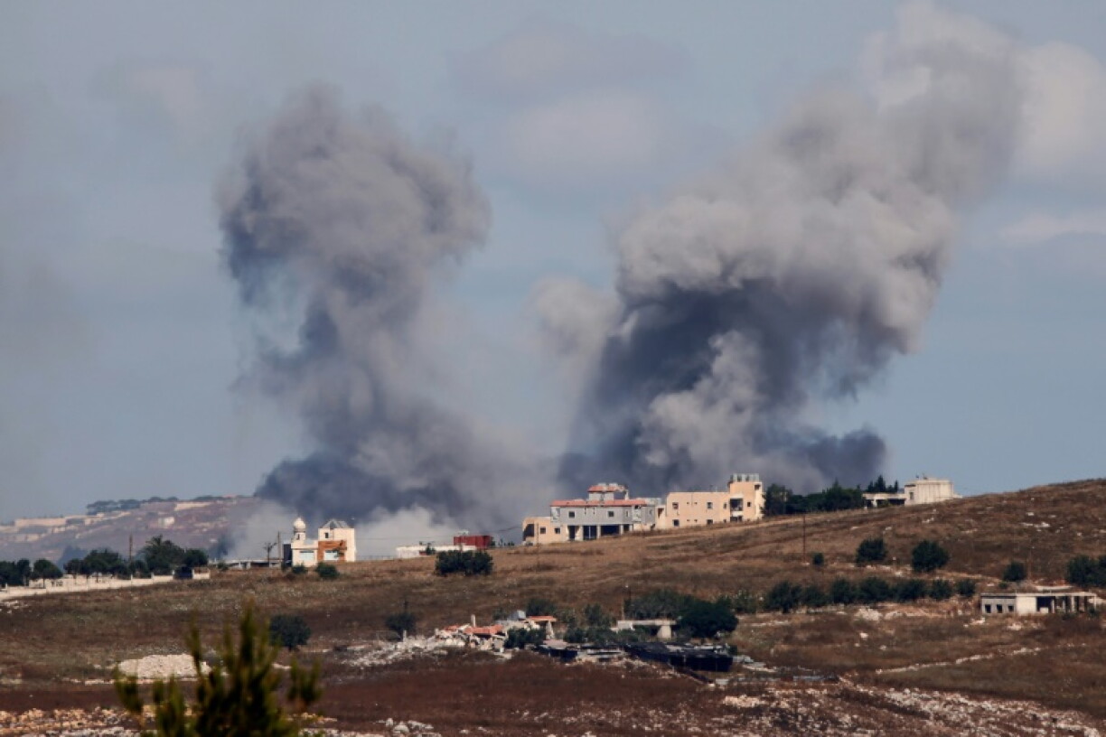 Une photo prise depuis Marjayoun, au sud du Liban, montre de la fumée à la suite d'une frappe aérienne israélienne sur le village de Choukine, le 19 juin 2026