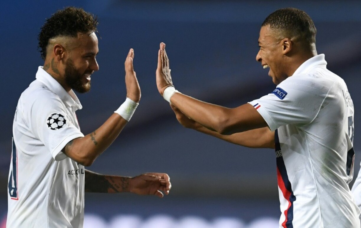 Le duo d'attaquants du PSG Neymar et Kylian Mbappé après la qualification pour la finale de la Ligue des champions, le 12 août 2020 à Lisbonne