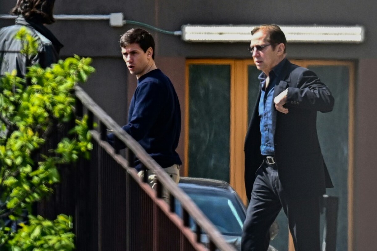 Luigi et Paolo Berlusconi, le fils et le frère de Silvio Berlusconi, quittent l'hôpital San Raffaele où l'ancien chef du gouvernement italien est hospitalisé, le 6 avril 2023 à Milan