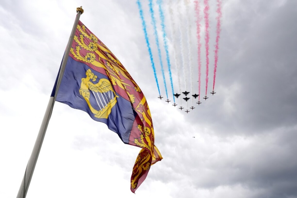 The Red Arrows fly over Buckingham Palace