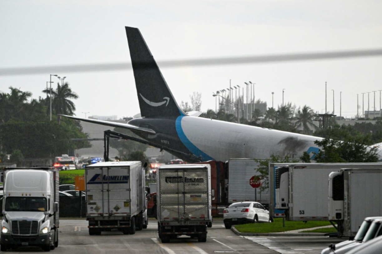 Beim Unfall eines Frachtflugzeugs des Amazon-Konzerns am internationalen Flughafen Miami im US-Bundesstaat Florida sind mindestens fünf Menschen ums Leben gekommen. Den Behörden zufolge schoss die Maschine beim Anflug über die Landebahn hinaus, rammte Fahrzeuge und fing Feuer.