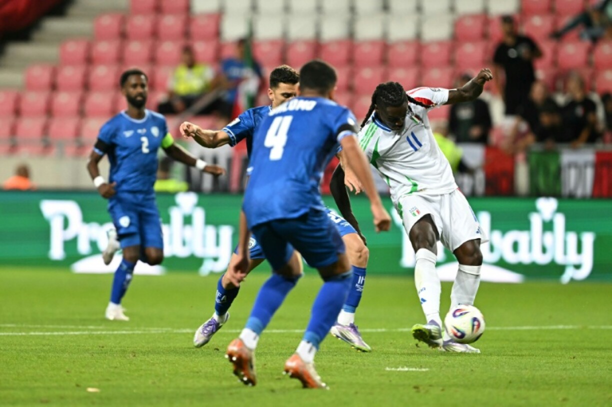 L'attaquant italien Moïse Kean (à droite) ballon aux pieds lors du match contre Israël des qualifications pour le Mondial 2026 le 8 septembre 2025 à Debrecen en Hongrie