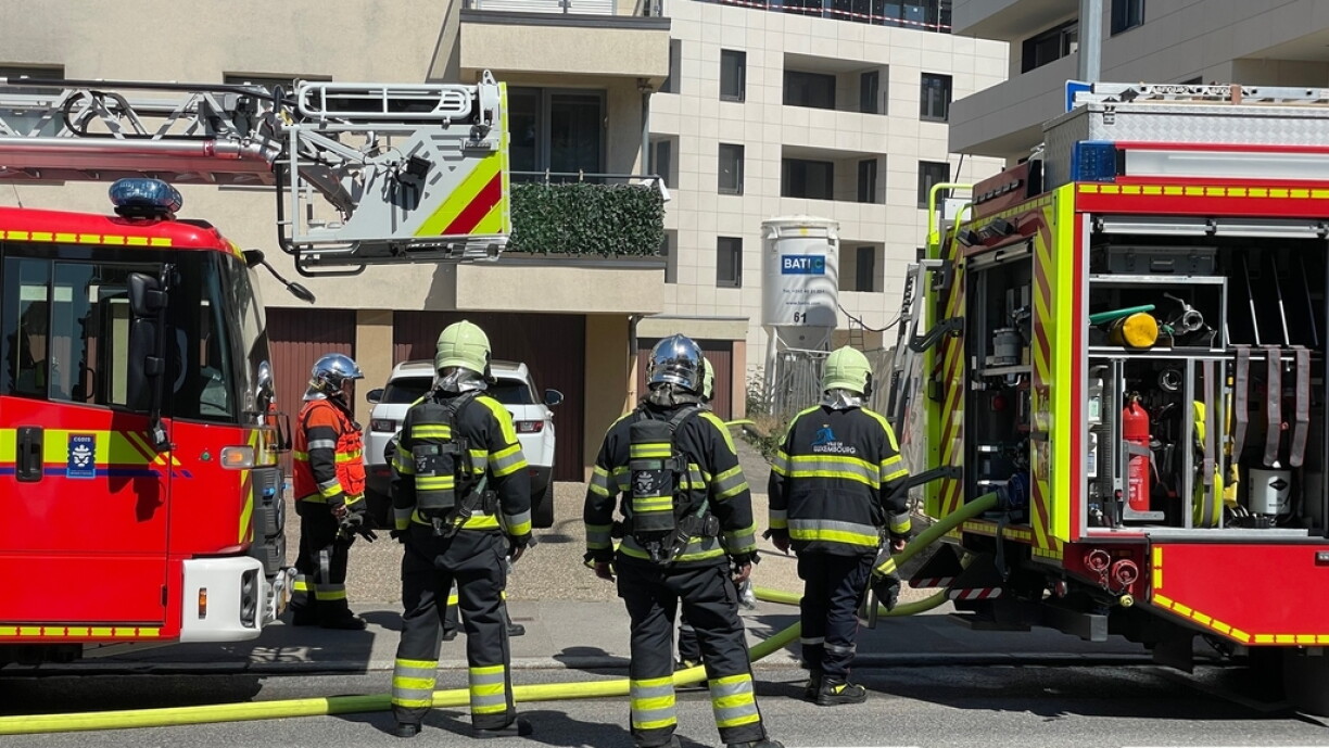 Un cliché pris sur les lieux de l'incendie à Luxembourg le 11 août 2022