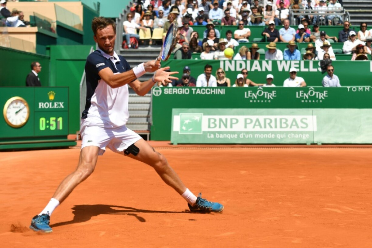 Le Russe Daniil Medvedev face au Serbe Novak Djokovic, lors de leur quart de finale du tournoi de Monte-Carlo, le 19 avril 2019 Daniil Medvedev