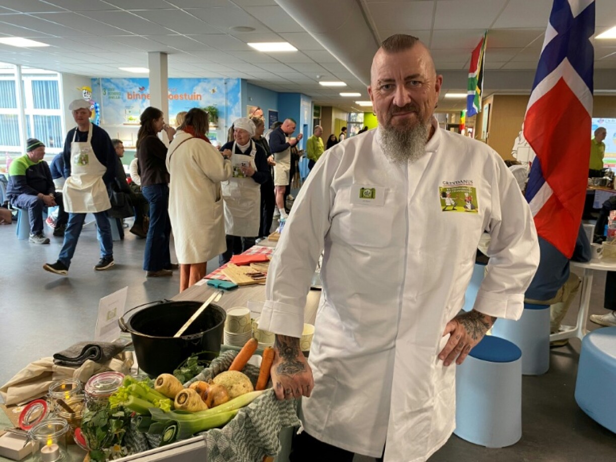 Le chef néerlandais John Spruit pose lors du championnat du monde de snert, une soupe traditionnelle aux pois cassés, et de stamppot, une épaisse purée de légumes, organisé à Groningue, aux Pays-Bas, le 18 février 2026