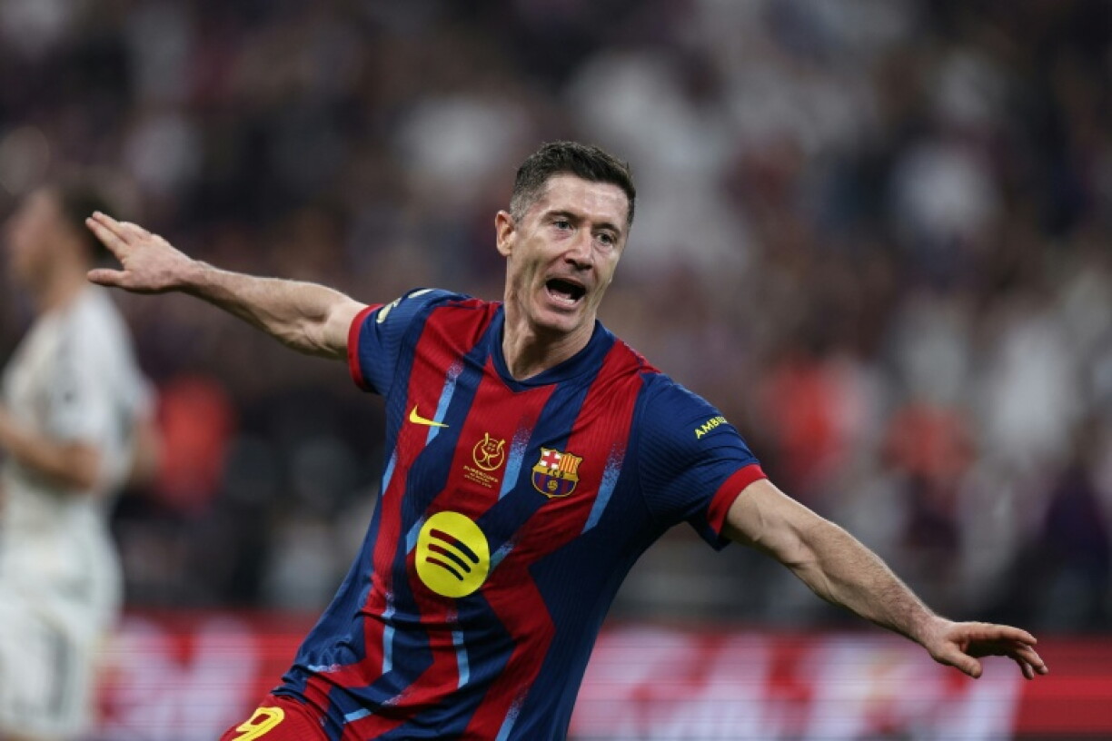 L'attaquant polonais du FC Barcelone Robert Lewandowski fête un but contre le Real Madrid en finale de la Supercoupe d'Espagne, le 11 janvier 2026 à Jeddah