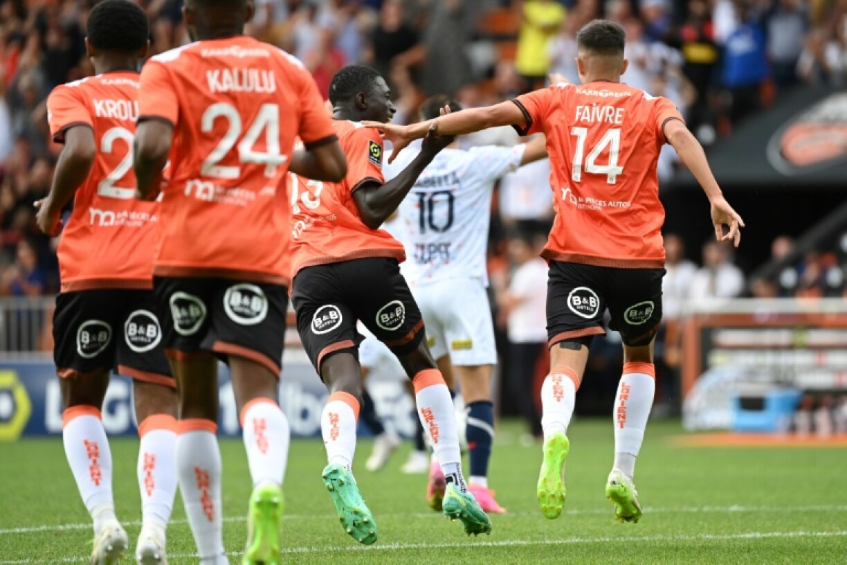 Le milieu de terrain français de Lorient Romain Faivre célèbre avec ses coéquipiers après avoir marqué le troisième but lors du match entre le FC Lorient et Lille au Stade du Moustoir à Lorient, le 27 août 2023