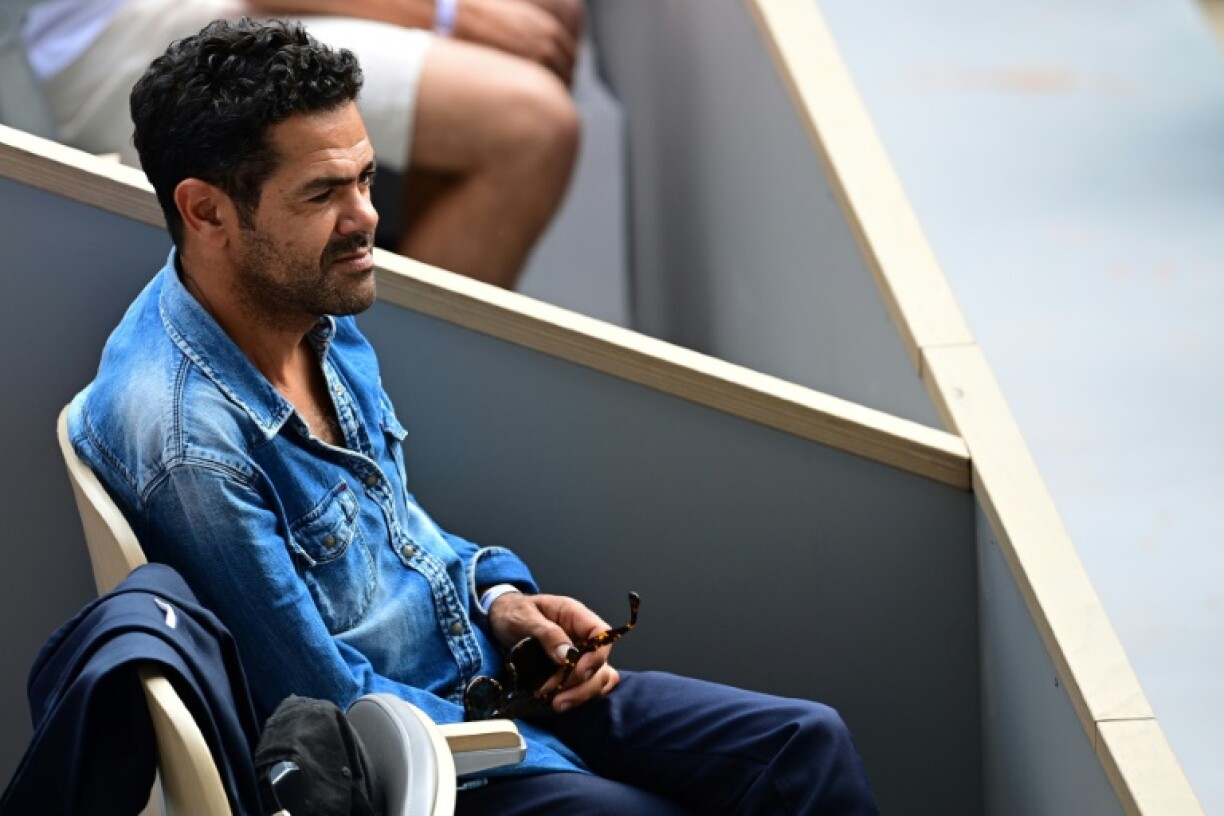 L'acteur et humoriste français Jamel Debbouze assiste à une rencontre durant le tournoi de Roland Garros à Paris, le 12 juin 2021