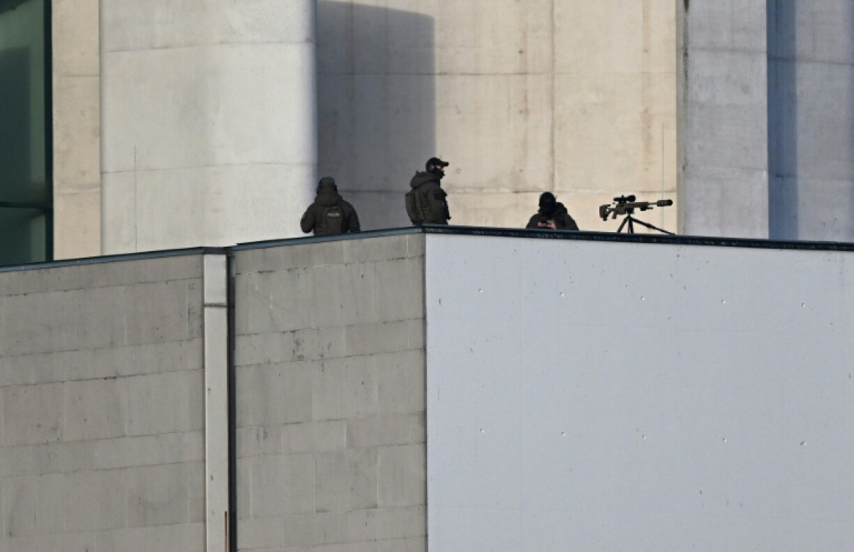 Des tireurs d'élite de la police en position sur un toit aux abords de la chancellerie à Berlin, lors de la visite du président ukrainien Volodymyr Zelensky, le 15 décembre 2025