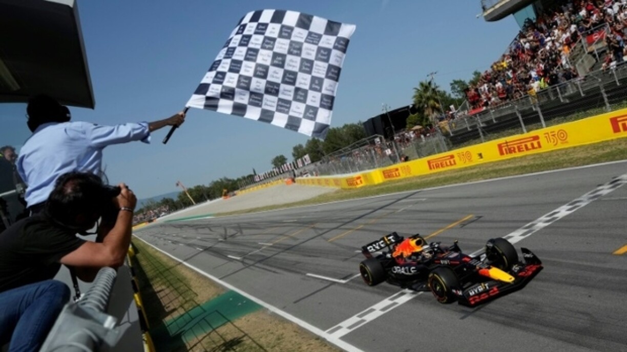 De Max Verstappen bei senger Victoire a Spuenien.