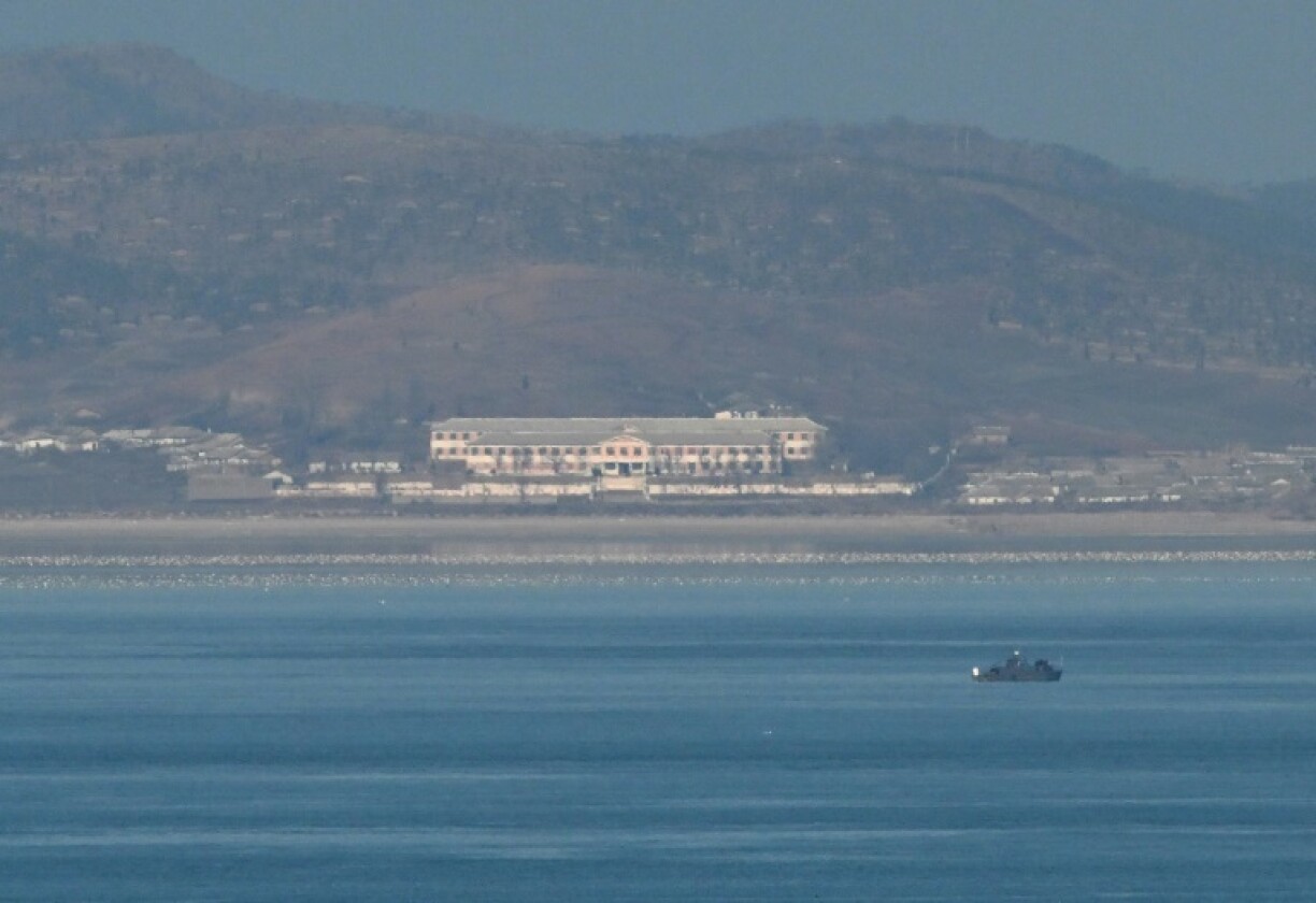 Un navire non identifié vogue près de la côte nord-coréenne vue depuis l'île sud-coréenne de Yeonpyeong, le 6 janvier 2024