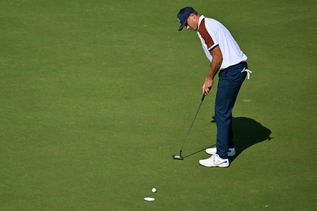 Le golfeur suédois Ludvig Aberg au 7e trou lors du deuxième jour de la 44e Ryder Cup au golf Marco Simone de Rome le 30 septembre 2023