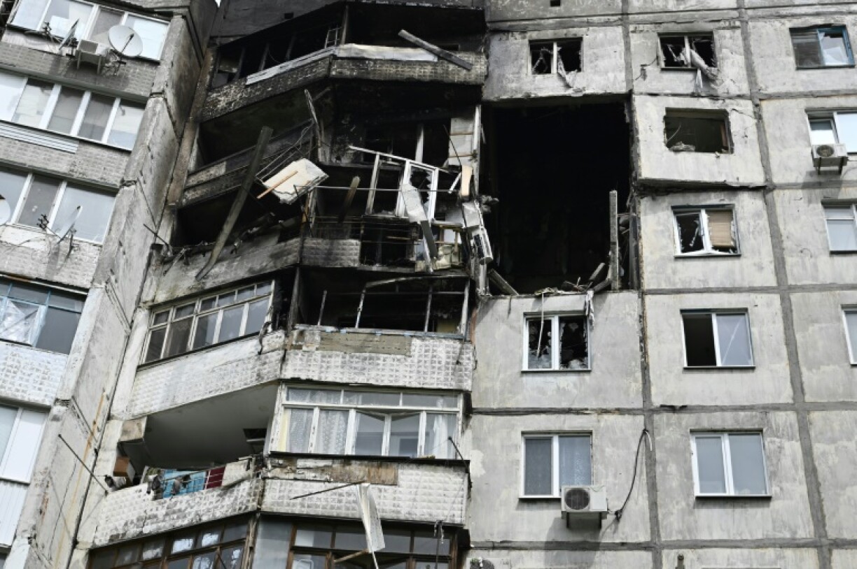 Un immeuble d'habitation endommagé après une frappe russe sur la ville ukrainienne de Kherson, dans le sud du pays