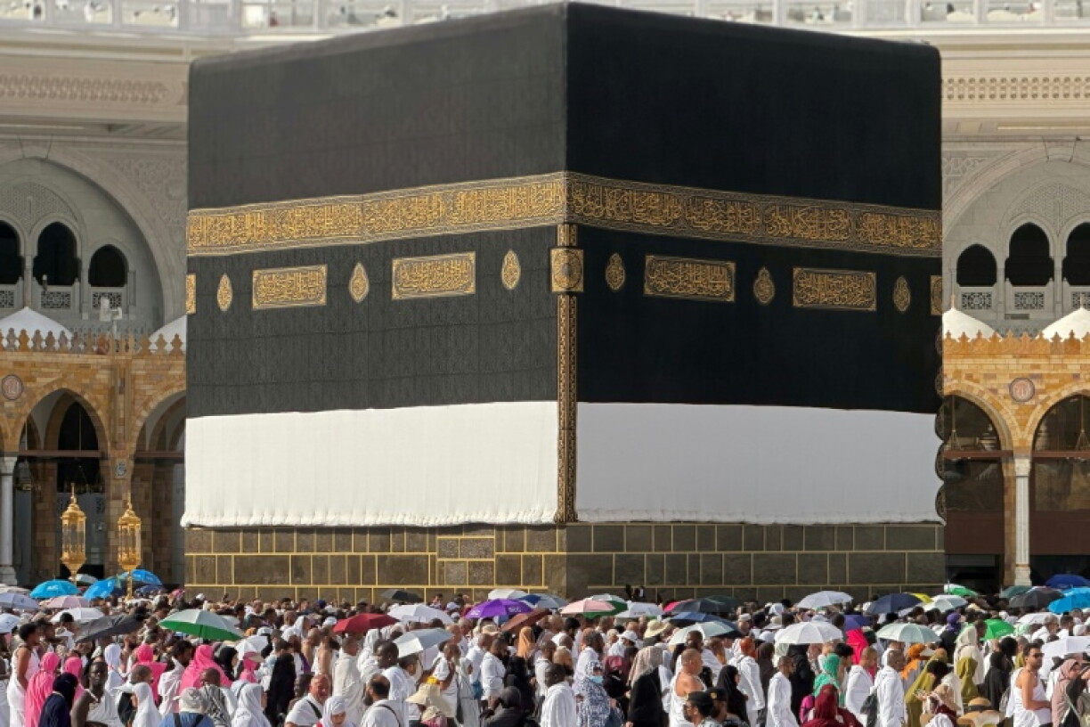 Des fidèles musulmans prient autour de la Kaaba, le sanctuaire le plus sacré de l'islam, dans le complexe de la Grande Mosquée de La Mecque, le 22 mai 2026 en Arabie saoudite, avant le pèlerinage annuel du Hajj