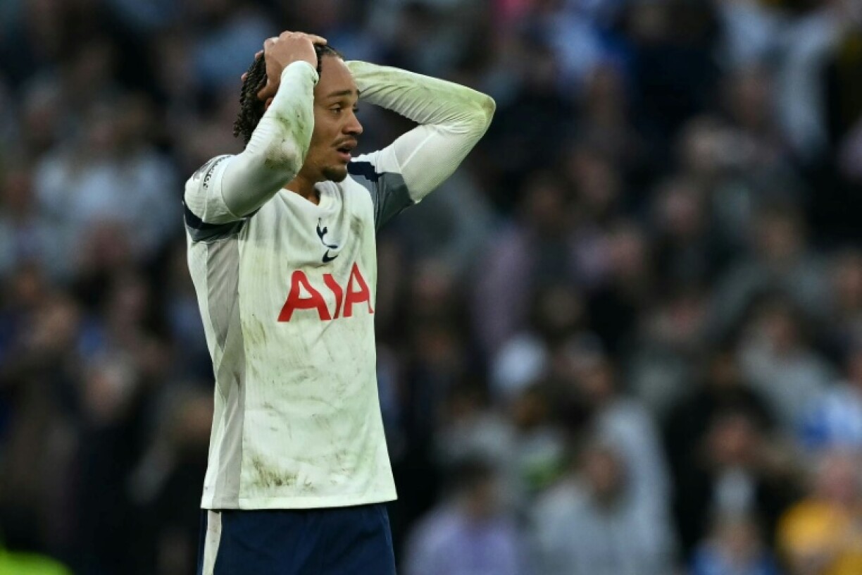 Le joueur de Tottenham Xavi Simons au coup de sifflet final après le nul de son équipe contre Brighton (2-2), me 18 avril 2026, à Londres