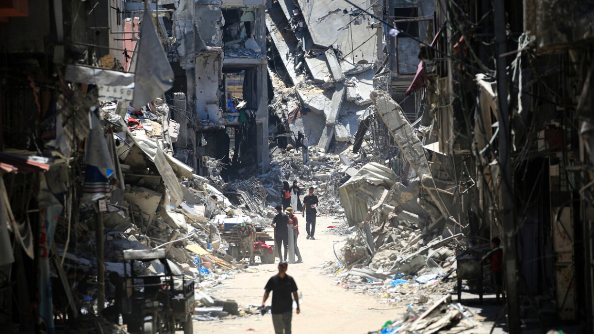 Des immeubles détruits par des bombardements israéliens à Khan Younès, dans le sud de la bande de Gaza, le 11 juin 2024